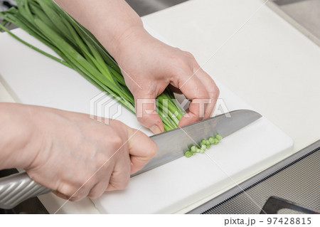 【ニラをざく切りにする】 【ニラをざく切りにする】 97428815