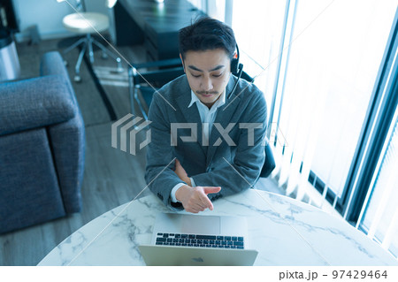 在宅ワーク中の30代の男性 97429464