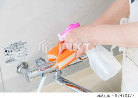 【風呂掃除をするミドル主婦 スプレー 水栓有】 【風呂掃除をするミドル主婦 スプレー 水栓有】 97430177