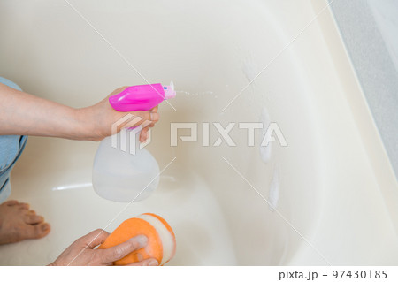 【風呂掃除をするミドル主婦　スプレー、泡有り】 97430185