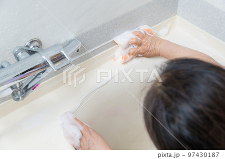 【風呂掃除をするミドル主婦 泡 水栓有】 【風呂掃除をするミドル主婦 泡 水栓有】 97430187