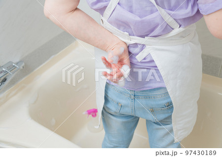 【風呂掃除で腰が痛いミドル主婦 水栓、スプレー、泡有り】 【風呂掃除で腰が痛いミドル主婦 水栓、スプレー、泡有り】 97430189