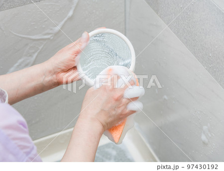 【風呂掃除をするミドル主婦が鏡を洗う　泡有り】 97430192