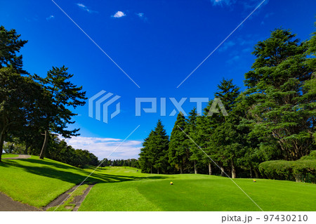 青空のゴルフ場・木々やバンカーのあるロングコースとティーイングエリア（千葉県木更津市） 97430210