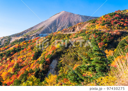 《福島県》紅葉の天狗の庭・秋の磐梯吾妻スカイライン《紅葉最盛期》 97430275