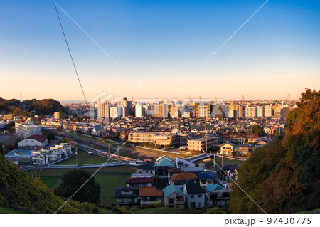 聖蹟桜ヶ丘　ジブリ　耳をすませば　聖地巡礼　住宅街　遠景 97430775