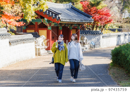 大阪鶴見緑地（大韓民国庭園）を観光する女性 97435759