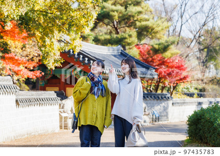 大阪鶴見緑地（大韓民国庭園）を観光する女性 97435783