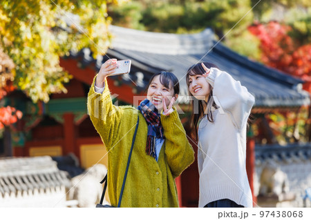 大阪鶴見緑地(大韓民国庭園)を観光する女性 大阪鶴見緑地(大韓民国庭園)を観光する女性 97438068