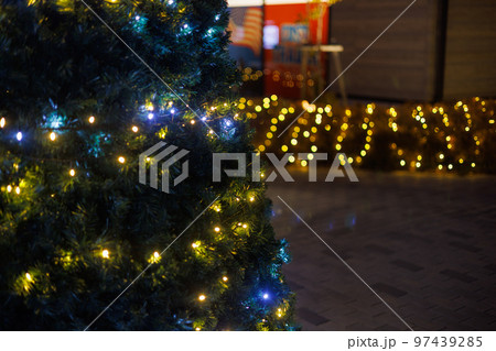 日本の岡山県岡山市の北長瀬駅の美しいクリスマスイルミーション 日本の岡山県岡山市の北長瀬駅の美しいクリスマスイルミーション 97439285