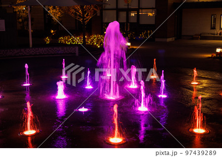 日本の岡山県岡山市の北長瀬駅の美しいクリスマスイルミーション 97439289