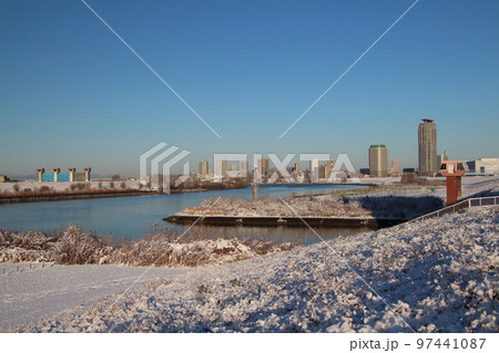 雪の荒川と芝川の合流付近(東京都足立区:都市農業公園) 雪の荒川と芝川の合流付近(東京都足立区:都市農業公園) 97441087