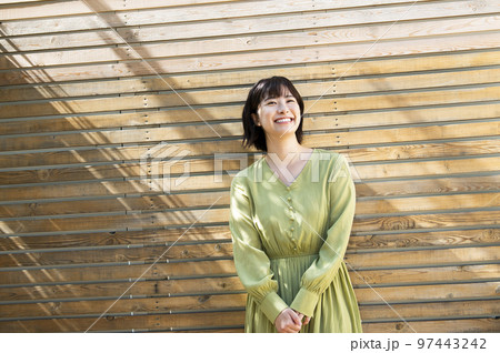 若い女性のポートレート 97443242