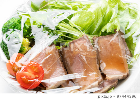 ラップをかけられた料理(ローストビーフのサラダ)。 97444596