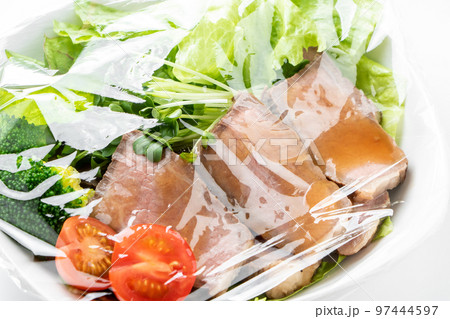 ラップをかけられた料理(ローストビーフのサラダ)。 97444597