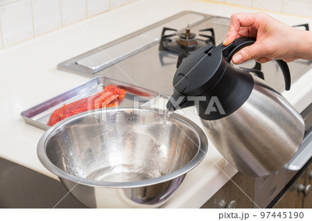 【イクラの醤油漬けを作るためにボウルにお湯を入れる】 97445190