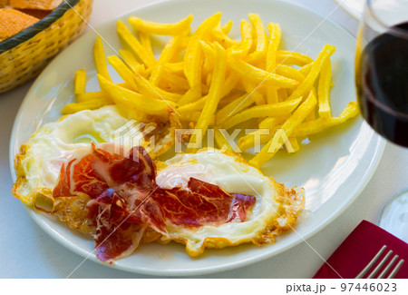 Broken eggs with ham, potatoes, wine 97446023