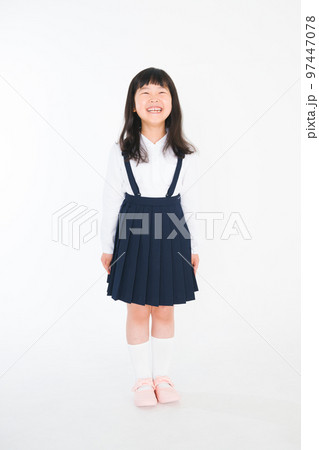 笑顔 制服の小学生 白バック 笑顔 制服の小学生 白バック 97447078