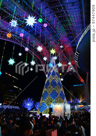 福岡県福岡市、博多駅前クリスマスマーケットのイルミネーションとクリスマスツリー_25 97447909