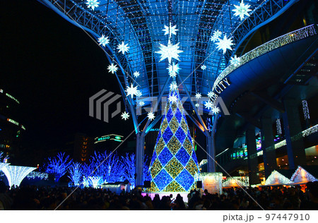 福岡県福岡市、博多駅前クリスマスマーケットのイルミネーションとクリスマスツリー_26 97447910