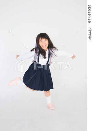 ランドセルと小学生 全身白バック ランドセルと小学生 全身白バック 97447956