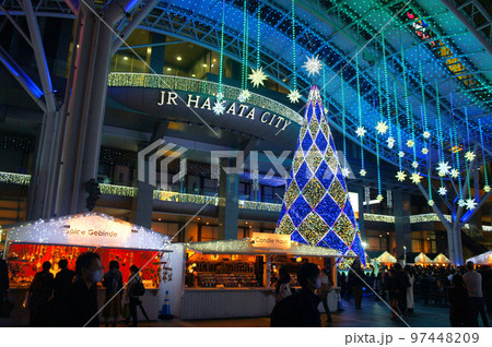 福岡県福岡市、博多駅前クリスマスマーケットのイルミネーションとクリスマスツリー_29 97448209