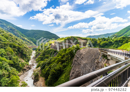 第一白川橋梁と阿蘇長陽大橋「新緑の山間森 絶景風景」 第一白川橋梁と阿蘇長陽大橋「新緑の山間森 絶景風景」 97448282