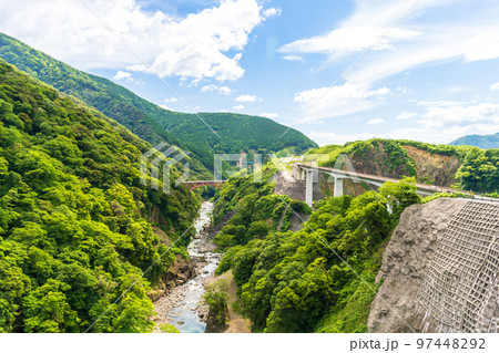 第一白川橋梁風景「美しい新緑山間と黒川・復興工事中の南阿蘇鉄道・第一白川橋梁」 97448292