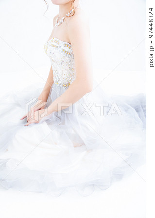 ドレスを着た女性　dress 97448324
