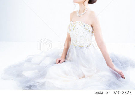 白いドレスを着た女性　dress 97448328