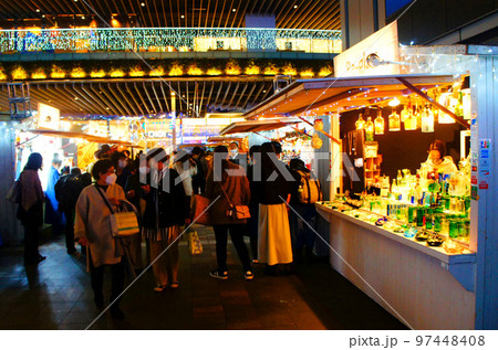 福岡県福岡市博多区、博多駅前のクリスマスマーケットとショッピングを楽しむ人々_7 97448408