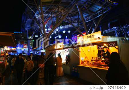 福岡県福岡市博多区、博多駅前のクリスマスマーケットとショッピングを楽しむ人々_8 97448409