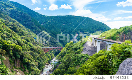 第一白川橋梁と阿蘇長陽大橋「新緑の山間森 絶景風景」 第一白川橋梁と阿蘇長陽大橋「新緑の山間森 絶景風景」 97448538
