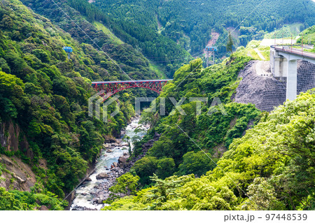 第一白川橋梁と阿蘇長陽大橋「新緑の山間森 絶景風景」 第一白川橋梁と阿蘇長陽大橋「新緑の山間森 絶景風景」 97448539