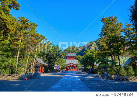 秋の神奈川県鎌倉市 鶴岡八幡宮(舞殿,本宮)を参道から見る 秋の神奈川県鎌倉市 鶴岡八幡宮(舞殿,本宮)を参道から見る 97449234