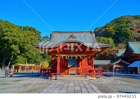 秋の神奈川県鎌倉市 鶴岡八幡宮(舞殿)を参道から見る 秋の神奈川県鎌倉市 鶴岡八幡宮(舞殿)を参道から見る 97449235