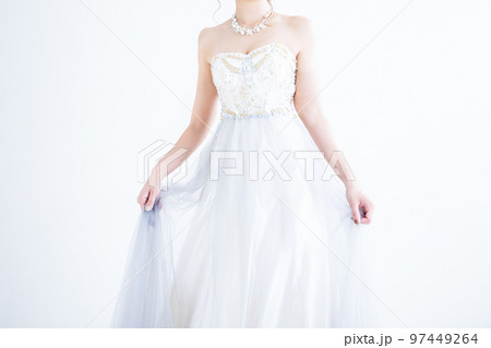 白いドレスを着た女性　dress 97449264