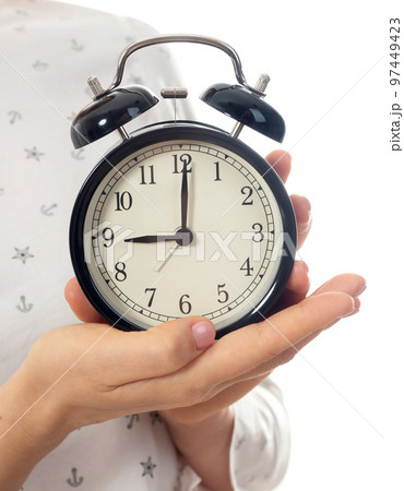 Woman hands holding black alarm clockの写真素材 [97449423] - PIXTA