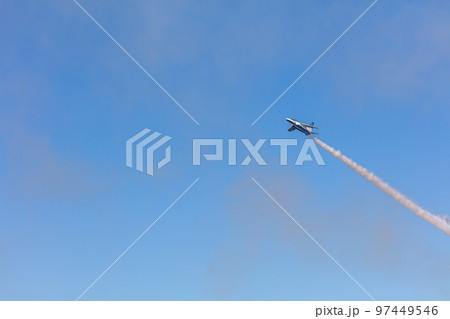 ブルーインパルスの航空ショー 97449546