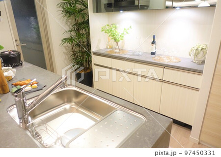 新築住居のお洒落なシステムキッチン 97450331