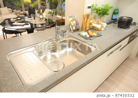 新築住居のお洒落なシステムキッチン 97450332