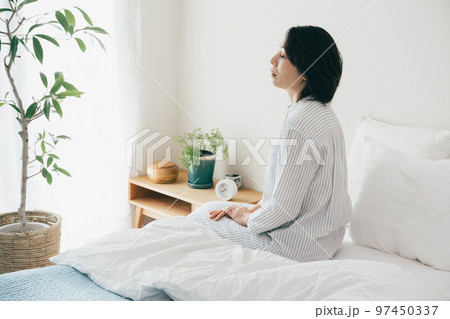 睡眠不足なミドル女性 97450337
