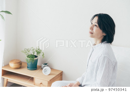 睡眠不足なミドル女性 97450341