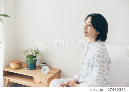 睡眠不足なミドル女性 97450342