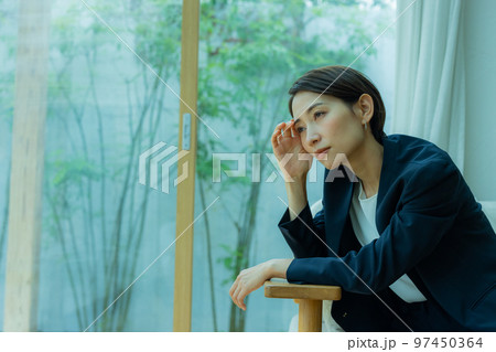 雨の窓辺のビジネスウーマン 雨の窓辺のビジネスウーマン 97450364