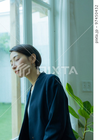 雨の窓辺のビジネスウーマン　 97450432