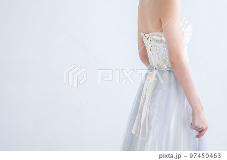 ドレスを着た女性の後ろ姿 dress ドレスを着た女性の後ろ姿 dress 97450463