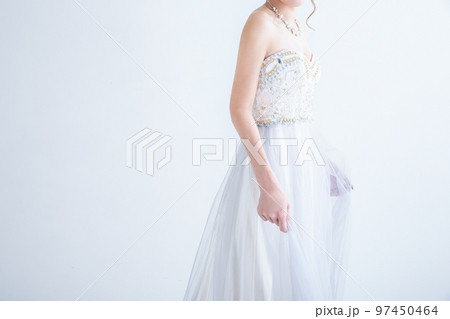 ドレスを着た女性の後ろ姿　dress 97450464