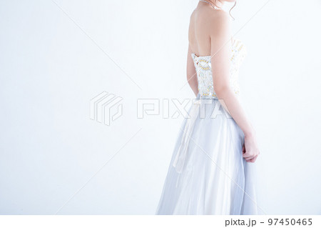 ドレスを着た女性の後ろ姿 dress ドレスを着た女性の後ろ姿 dress 97450465
