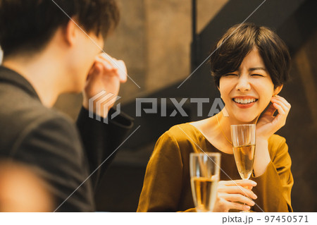 シャンパンで乾杯するカップル　 97450571